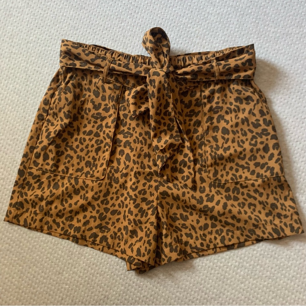 Women’s Leopard Print Pleated High Waisted Shorts (New, NWT) Size Large